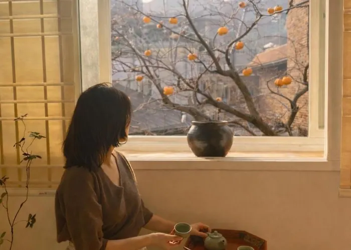 빌라 감나무 뷰 독채 숙소, 지하철역 도보3분,경복궁 5정거장, 공항버스 정류장 도보6분