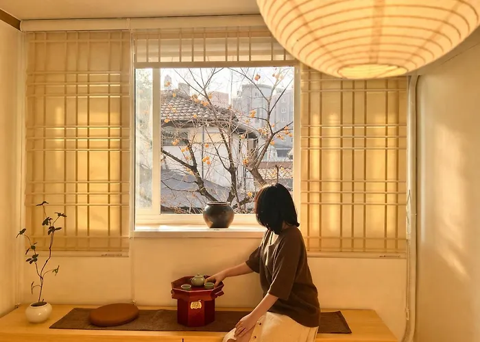 감나무 뷰 독채 숙소, 지하철역 도보3분,경복궁 5정거장, 공항버스 정류장 도보6분 빌라