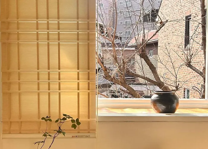 감나무 뷰 독채 숙소, 지하철역 도보3분,경복궁 5정거장, 공항버스 정류장 도보6분 서울특별시