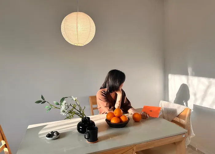 빌라 감나무 뷰 독채 숙소, 지하철역 도보3분,경복궁 5정거장, 공항버스 정류장 도보6분 *