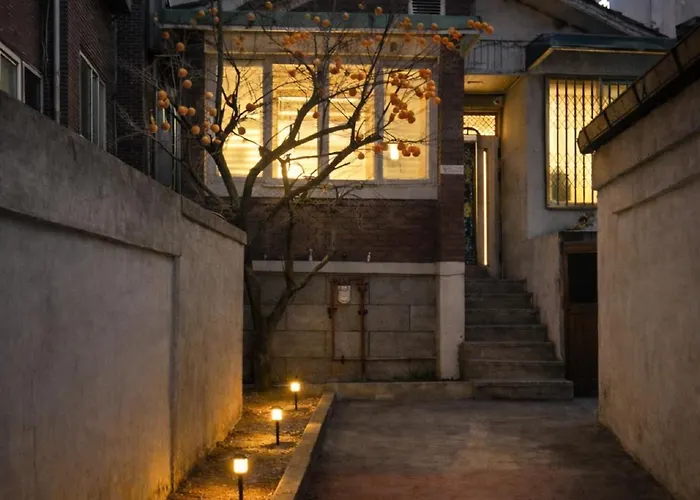 감나무 뷰 독채 숙소, 지하철역 도보3분,경복궁 5정거장, 공항버스 정류장 도보6분 빌라 서울특별시